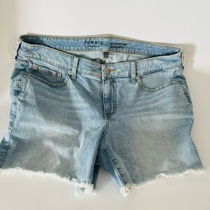 Torrid Womens Denim Cut off Shorts 14 Mid-Rise Vintage Stretch NWT Light Wash
